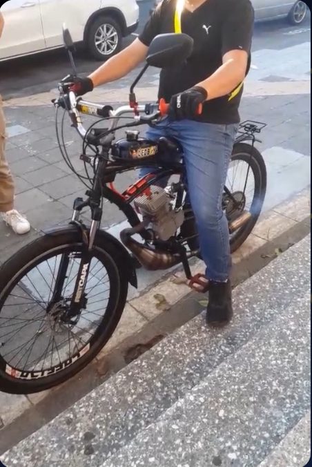 Sebastian repartiendo comida en moto, antes del trading