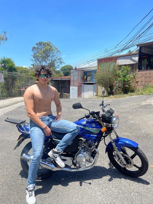 Sebastian en su moto Yamaha, antes del trading